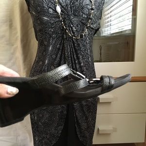 London Times Smart Sexy Pretty Romantic Office, Dining or Tunigan